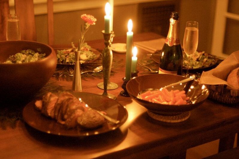 La lumière tamisée réduit l'appétit, cela vaut donc la peine de dîner aux chandelles