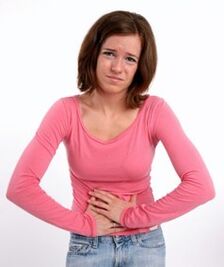 Douleur abdominale chez une femme souffrant de gastrite